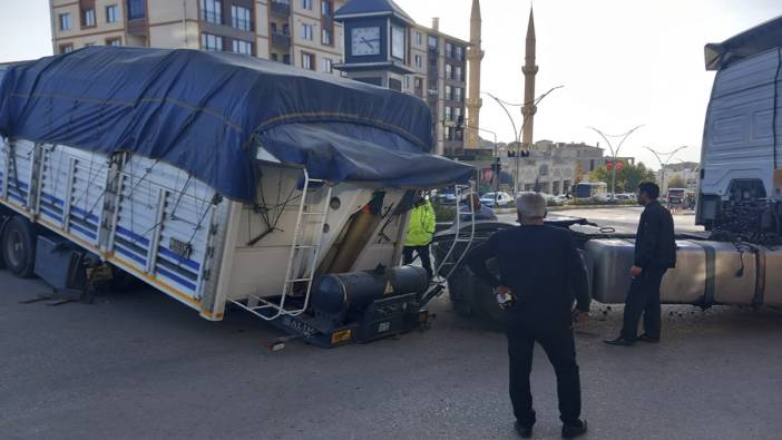 Şırnak'ta tır virajı alırken dorsesi düştü