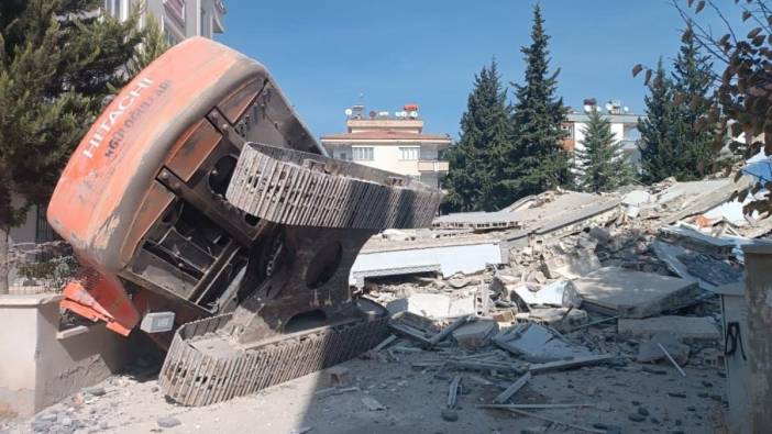 Gaziantep'te ağır hasarlı bina kepçenin üzerine çöktü