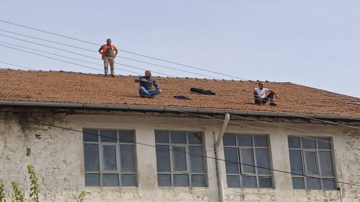 İşten çıkarılan madencilerden çatıda eylem