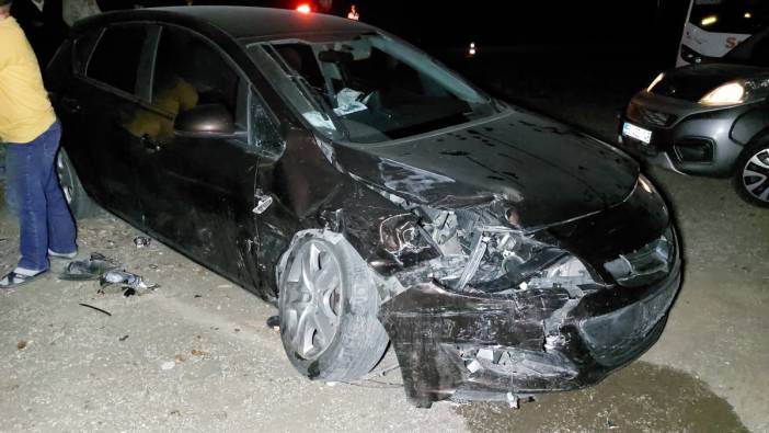 Samsun'da 2 otomobil çarpıştı 3 kişi yaralandı