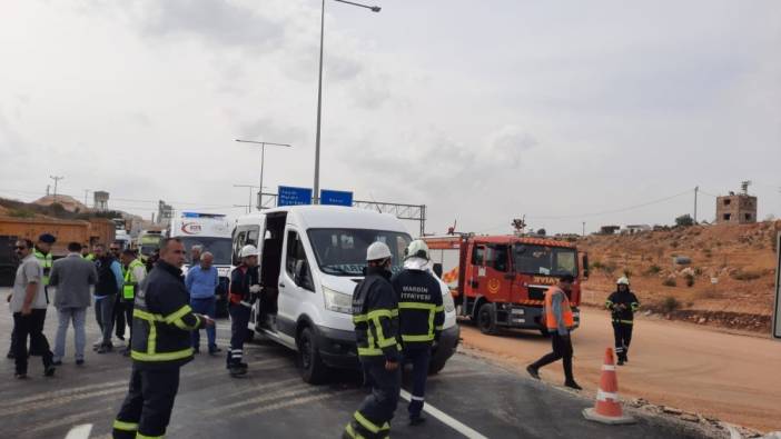 Mardin'de minibüs ile kamyon çarpışı: 3 yaralı