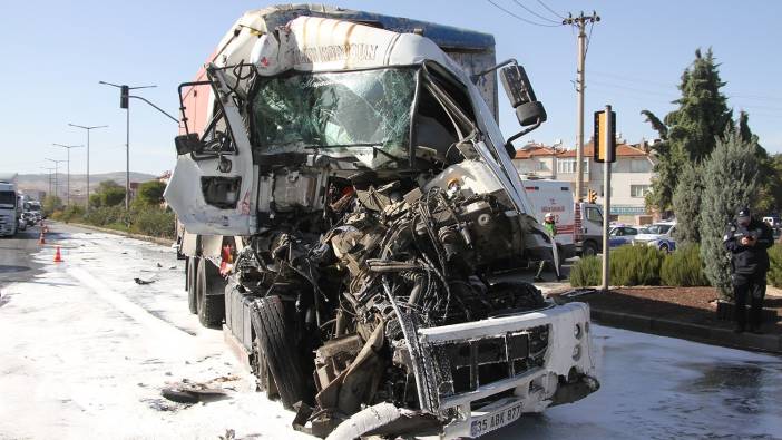 Kargo kamyonu, tır ve otomobilin karıştığı kazada 2 kişi yaralandı