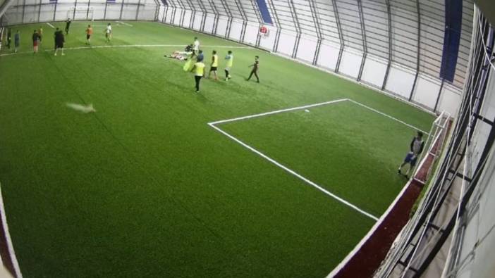 Halı sahaya maç sırasında mermi isabet etti: Ölümden saniyelerle kurtuldu