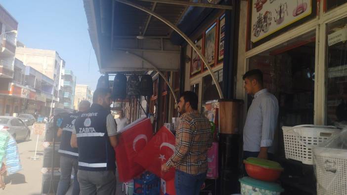 Cama Türk Bayrağı asmak istemedi: Bayrak dağıtan zabıta amirini bıçakladı