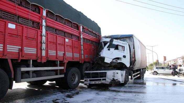 Kırmızı ışıkta bekleyen araca TIR arkadan çarptı