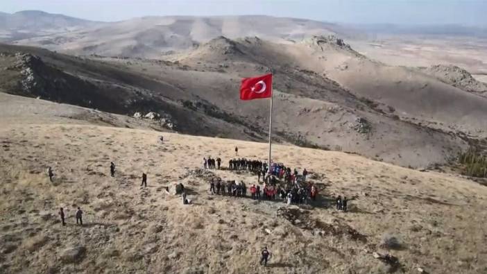 Kırşehir Emniyeti 100 gönüllü ile bin 600 rakımlı tepeye Türk bayrağı dikti