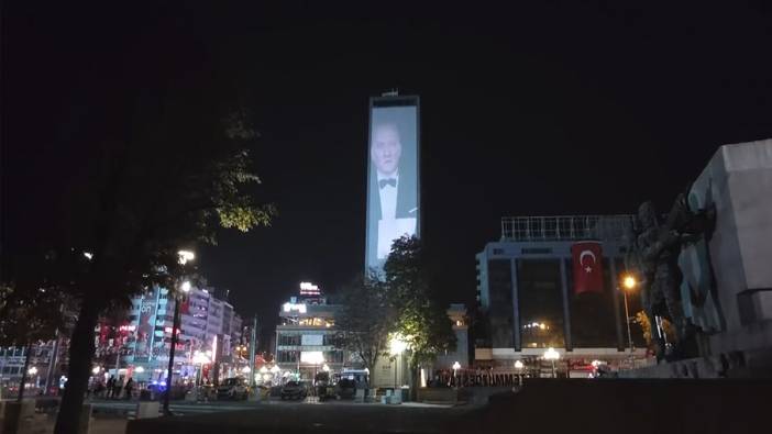 Atatürk'ün Nutuk okuduğu görüntü iş merkezine yansıtıldı