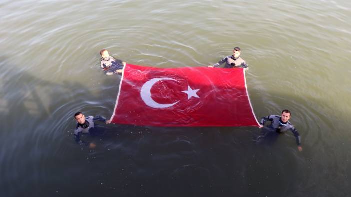 Sahil Güvenlik ekipleri, 100'üncü yılda denizde Türk bayrağı açtı