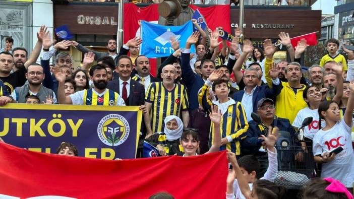 100 yaşındaki Fenerbahçeli Remziye nine Cumhuriyet Yürüyüşü'ne katıldı