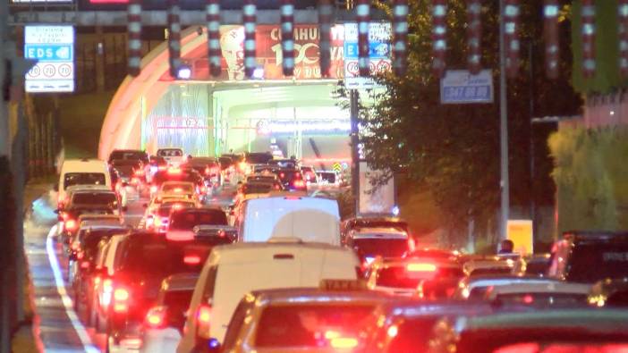 100. yıl coşkusu trafiğe de yansıdı: Avrasya Tüneli girişinde kilometrelerce araç kuyruğu oluştu
