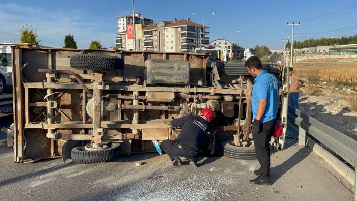 Karaman’da inşaat kalıbı yüklü kamyonet devrildi: 2 yaralı