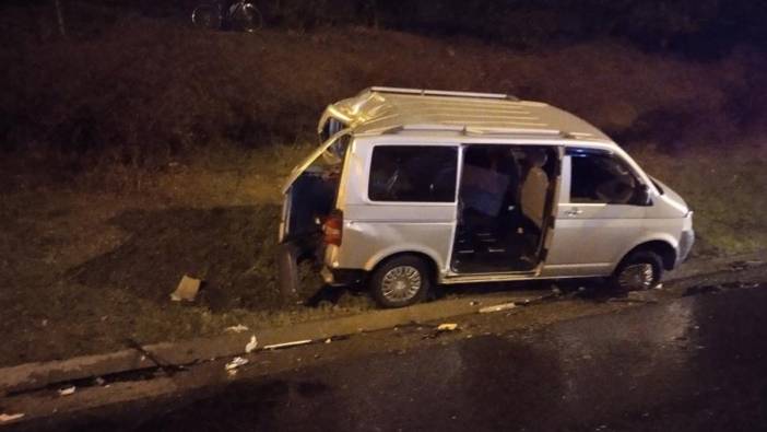 Ataşehir'de İETT otobüsü park halindeki minibüse çarptı