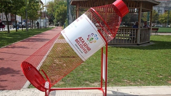 Çevre için pet şişeler kumbaraya