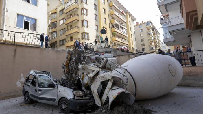 Ankara'da beton mikseri devrildi: 4 araç kullanılamaz hale geldi