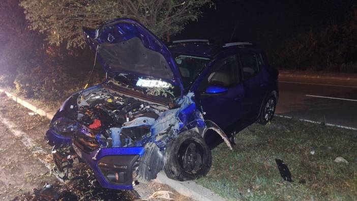 Samsun'da ağaca çarpan otomobildeki 3 kişi yaralandı