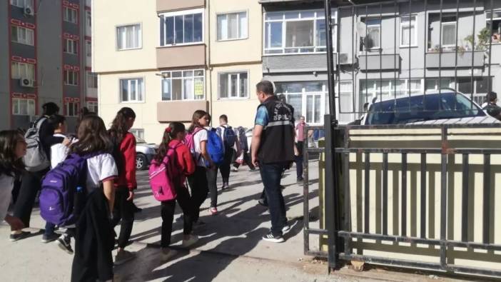 Edirne'de polis ekipleri okul çevrelerindeki denetimlerini sürdürüyor