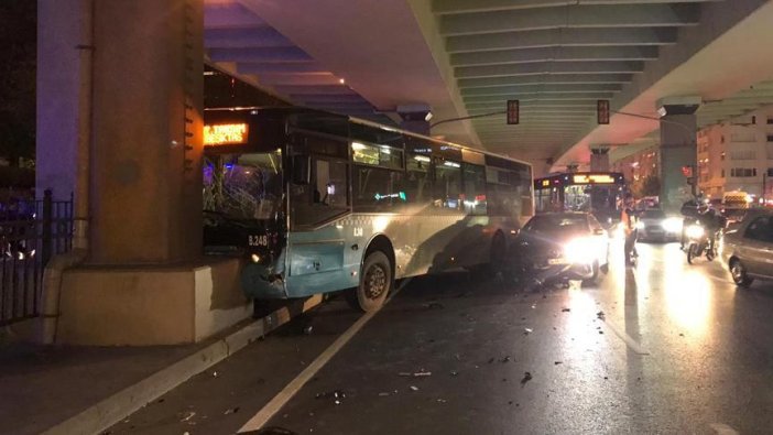 Otobüs köprü ayağına çarptı