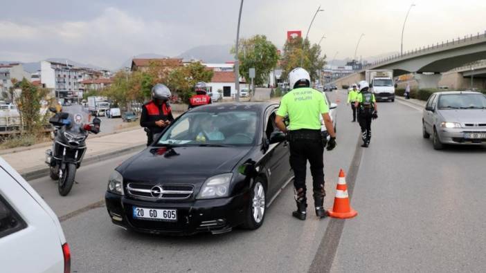 Sürücüler emniyet kemeri ve kurallara uyma konusunda bilgilendirildi