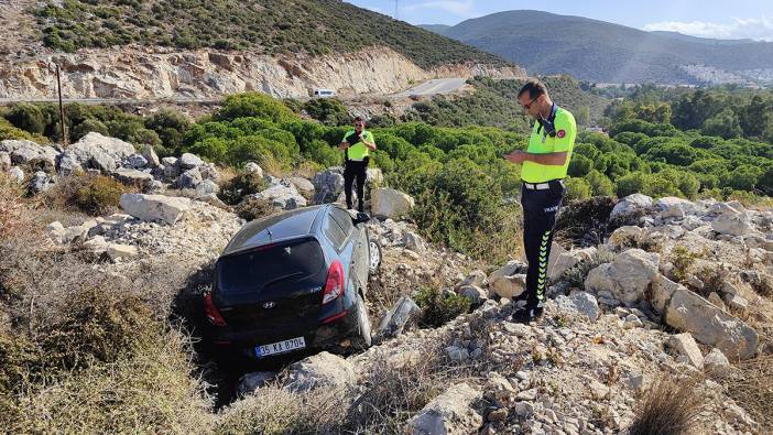 Otomobilin uçurumdan düşmesini kayalıklar engelledi