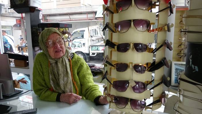 87 yaşındaki kadın gözlükçü, eşinden miras kalan dükkanı çalıştırıyor