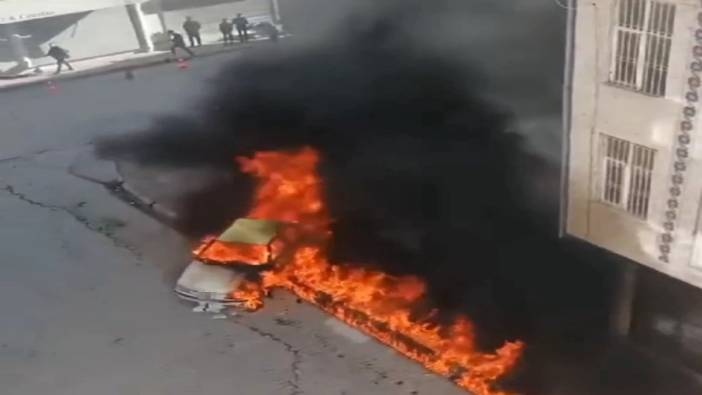 Park halindeki otomobilde çıkan yangın iş yerine sıçradı