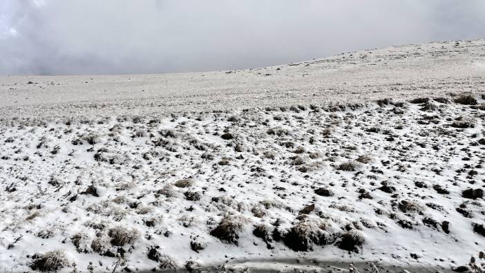 Ardahan'ın yüksek kesimlerine kar yağdı