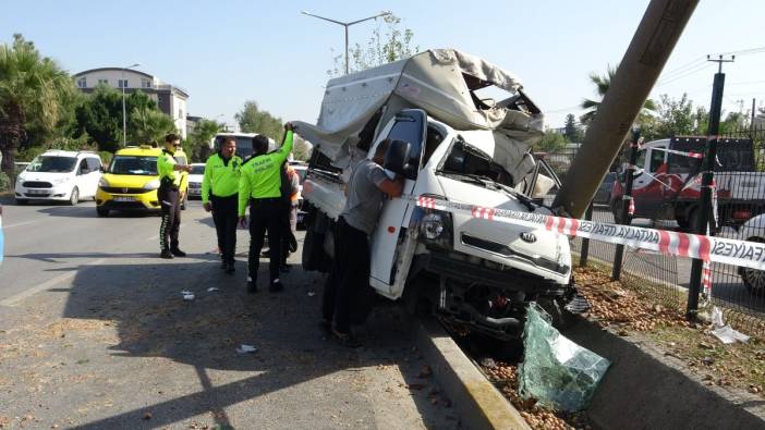 Kamyonet beton bloğa çarptı