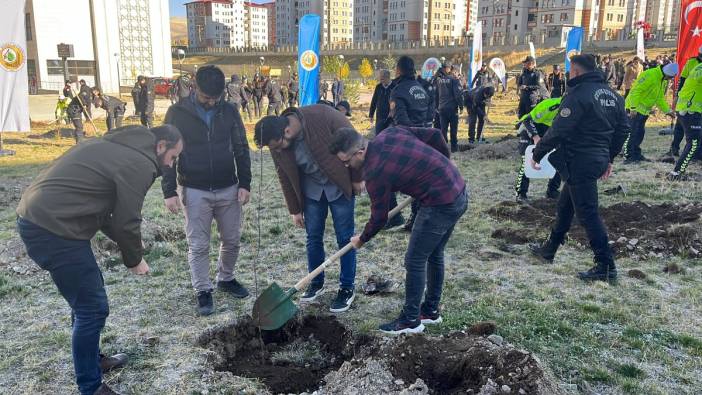 Erzurum'da polis ekipleri minik öğrencilerle 550 fidan dikti