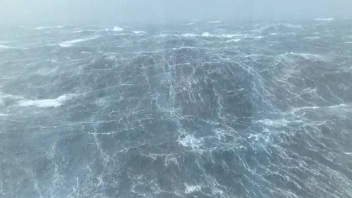 Fransa açıklarında dev dalgalarla mücadele eden gemideki 100 yolcu yaralandı