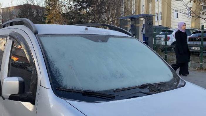 Ardahan’da araçların camları buz tuttu