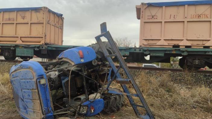 Yük trenini traktöre çarptı: 1 ölü, 1 yaralı