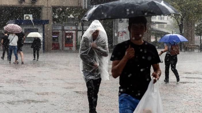 İstanbul'da sağanak ve şiddetli rüzgar hayatı olumsuz etkiledi