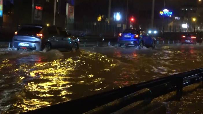 Bursa’da vatandaş ceviz büyüklüğünde yağan doludan aracını böyle korumaya çalıştı