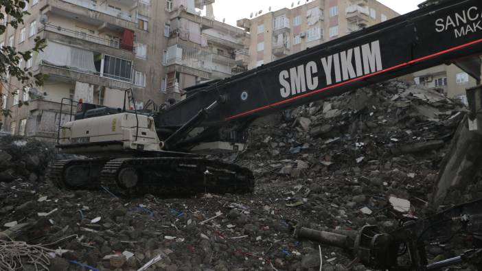 Diyarbakır’da ağır hasarlı binaların çoğu yıkıldı