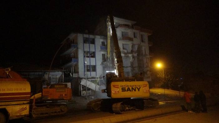 Malatya’da depremden kalan bina devrildi
