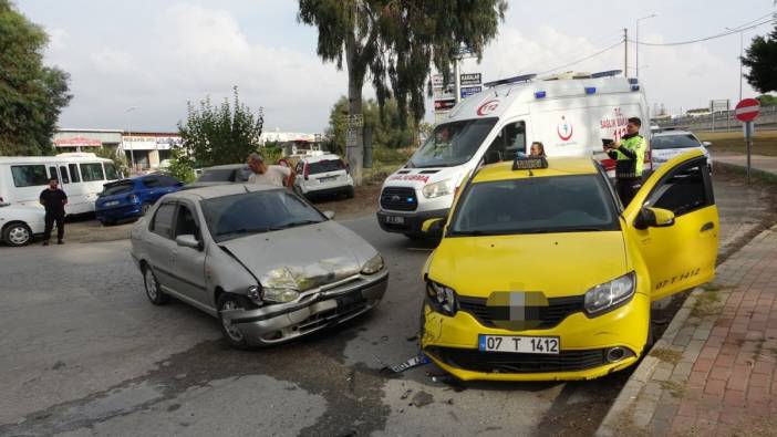 Manavgat'ta ters yönden giden otomobil ile ticari taksi çarpıştı 2 yaralı