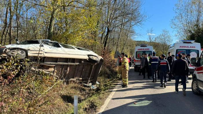 Yolcu dolu minibüs devrildi '3'ü ağır, 11 yaralı'