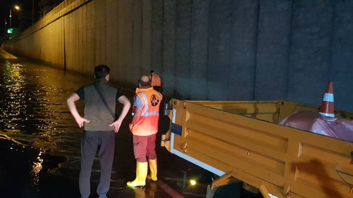 Alanya'da polislerin su dolu alt geçitte trafik çilesi