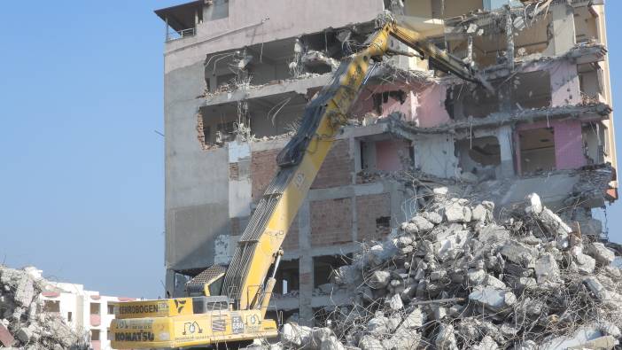 Depremden etkilenen binalar kontrollü olarak yıkılıyor