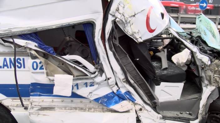 Avcılar'da ambulans İETT otobüsü ve otomobile çarptı