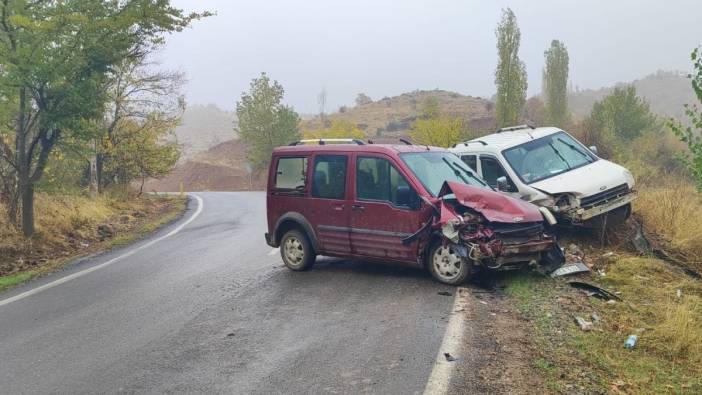 Adıyaman'da iki hafif ticari araç çarpıştı 9 yaralı
