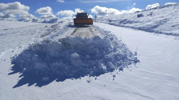 Bayburt'un yüksek kesimleri karla kaplandı