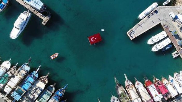 Denizde Türk bayrağı açtılar