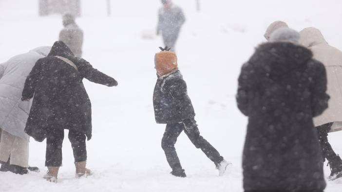Uludağ'da vatandaşlar sezonun ilk kar yağışını sevinçle karşıladı