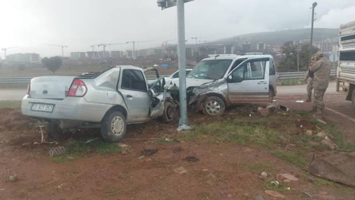 Hatay'da iki araç çarpıştı 'Yaralılar var'