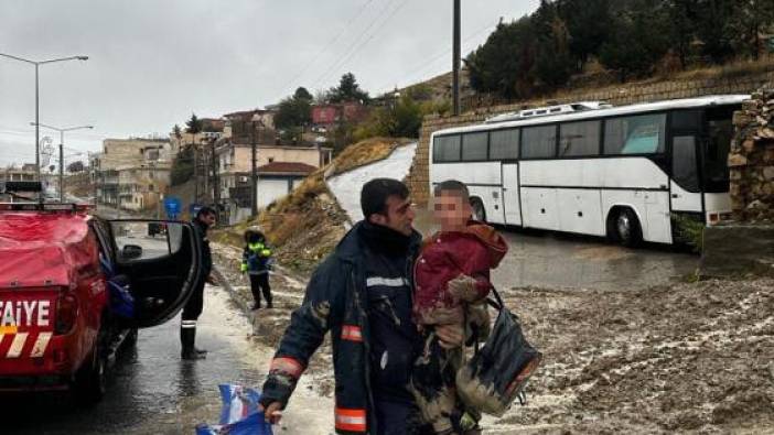 Mardin'de çamura saplanan çocuğu itfaiye kurtardı