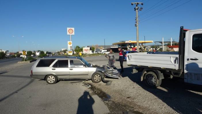 Antalya'da otomobil ile kamyonet çarpıştı