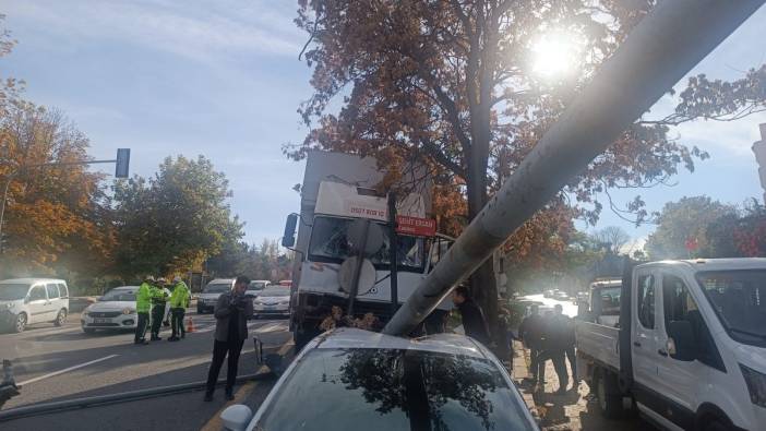 Freni patlayan kamyonet direğe çarparak durabildi