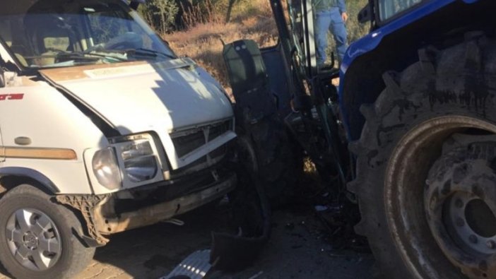 Aydın'da öğrenci servisi ile traktör çarpıştı: 8 yaralı