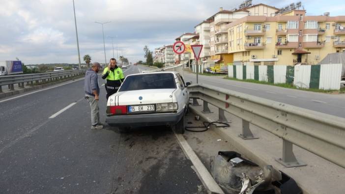 Bariyerlere çarpan otomobil yola fırlayan sürücüsünü ezdi